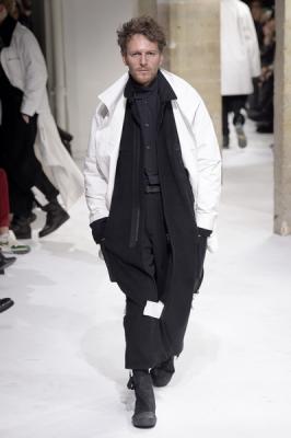 Yohji Yamamoto осень-зима 2017 (73022- Yohji- Yamamoto-AW-2017-02.jpg)